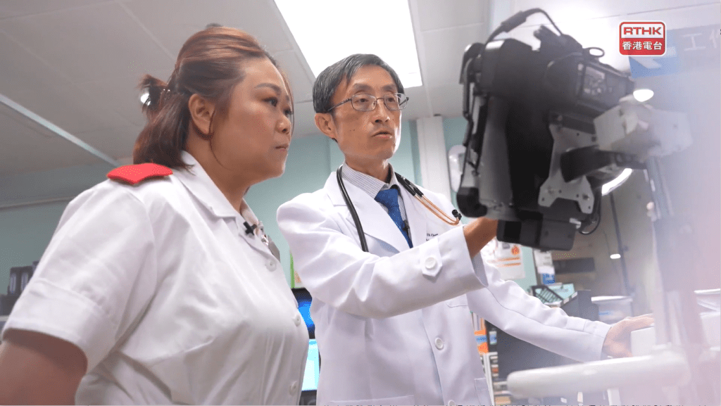 周医生指出，公立医院专科门诊覆诊周期往往长达20至30星期，不少患者因担心病情突变而焦虑万分。面对病人的恐慌，周启明医生选择了一个极为罕见的举动——亲自将自己的手提电话号码留给病人。（截图自：香港电台节目《医生与你－医学．人》）