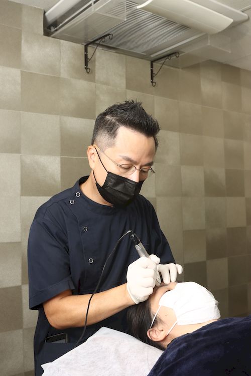 Joi夫婦開辦半永久化妝學院做導師,仲落手做眉毛紋繡。