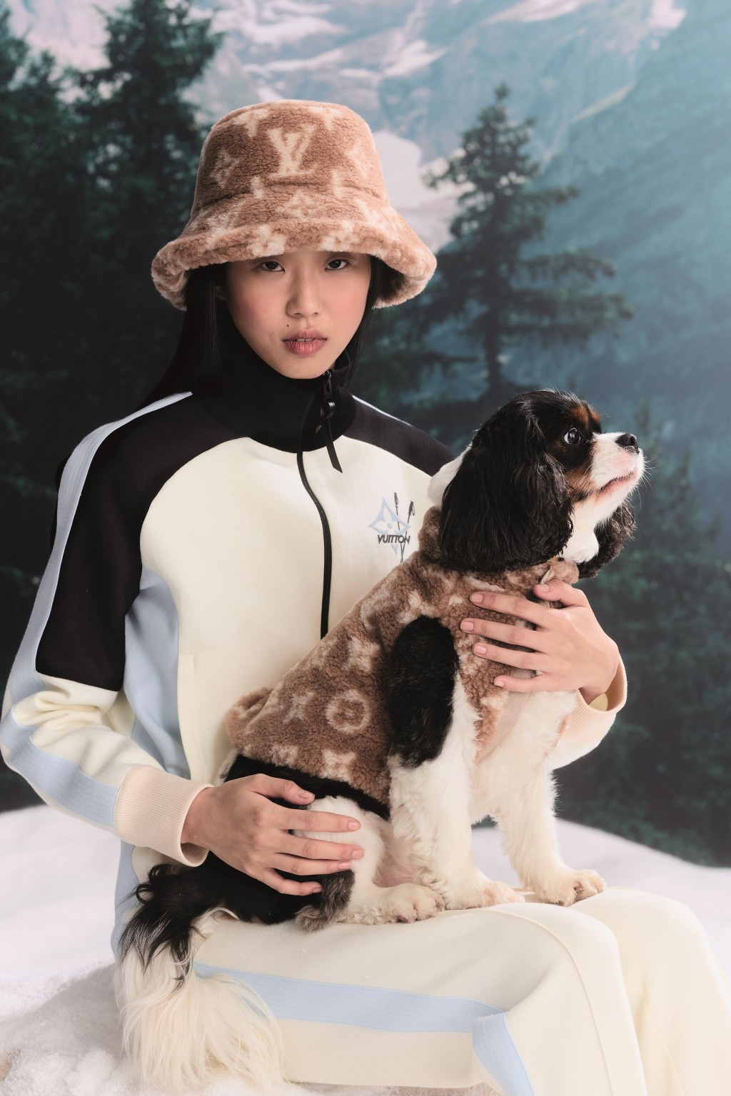 LV Ski Collection除了男女裝系列，更備有寵物單品。（On Model：拼色運動外套/$19,200、拼色運動褲/$16,000、Monogram Fleece Bob帽子/$4,900；小狗Fleece Jacket/$6,700。）