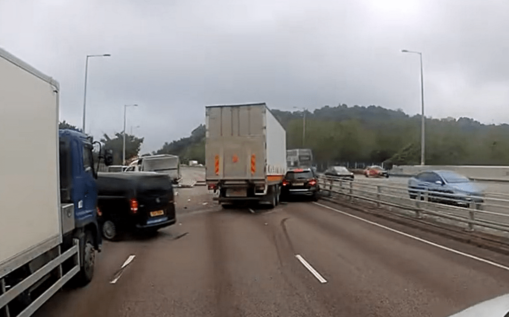 貨車撞到一輛黑色私家車。fb：車cam L（香港群組）