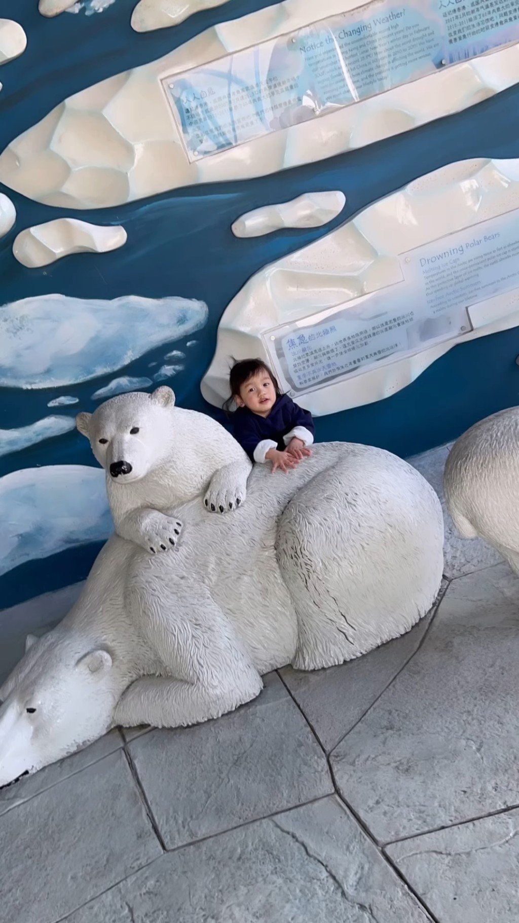 早前「Sir Face」2歲生日，梁諾妍與老公洪永城帶女兒到海洋公園遊玩。