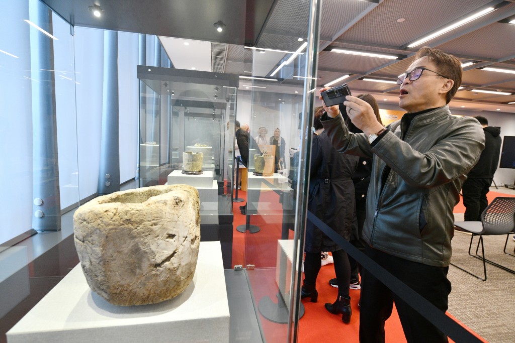 嘉賓觀賞4件從亞拉臘山搜集而來的珍貴上古器物。盧江球攝
