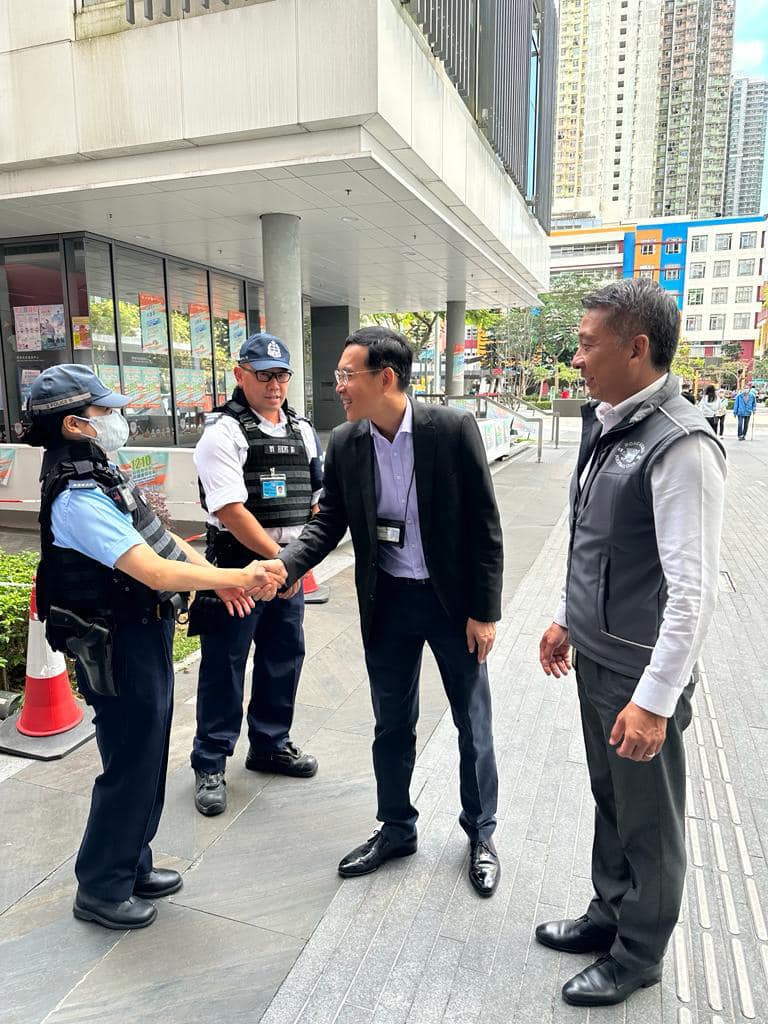 警務處副處長（管理）陳俊燊（右二）感謝同事堅守崗位。香港警察fb