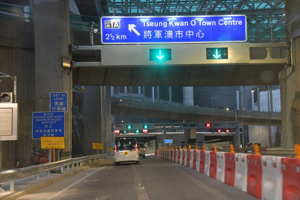 记者由丽港城驶经油塘进入将蓝隧道，成功抵达日出康城，只需7分钟。(徐裕民摄)