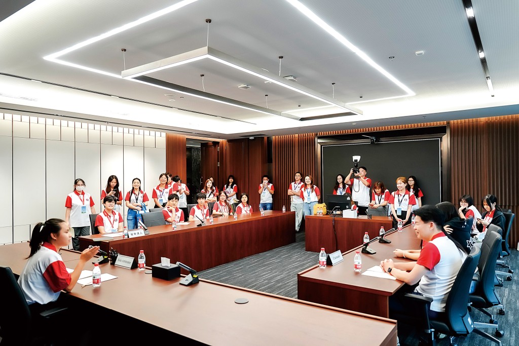 ■同學們於深圳國際仲裁院了解科技如何助力加強工作效率。 ■同學們於深圳國際仲裁院了解科技如何助力加強工作效率。