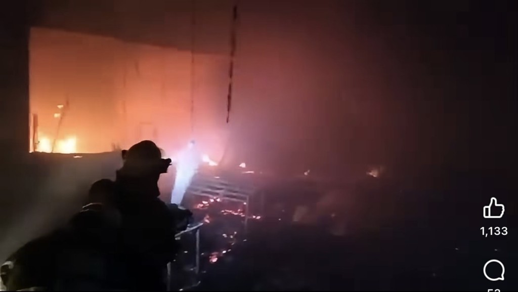 消防员在屋顶救火。 fb / Fire & Rescue Thailand
