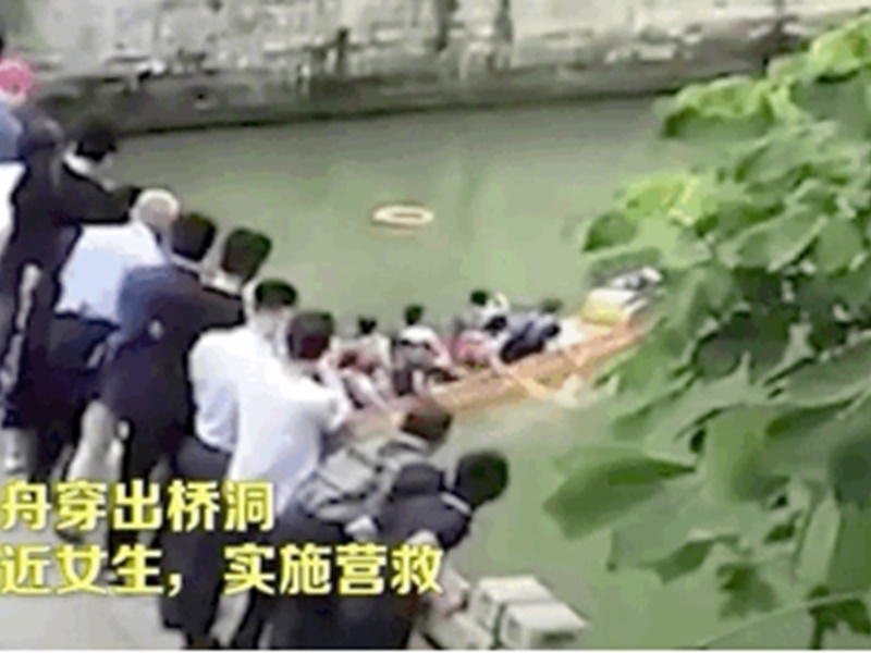 龍舟隊剛好在場趕往救人。網圖