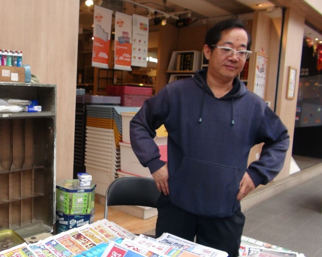 報檔檔主鄧先生指失逾9000元香煙。