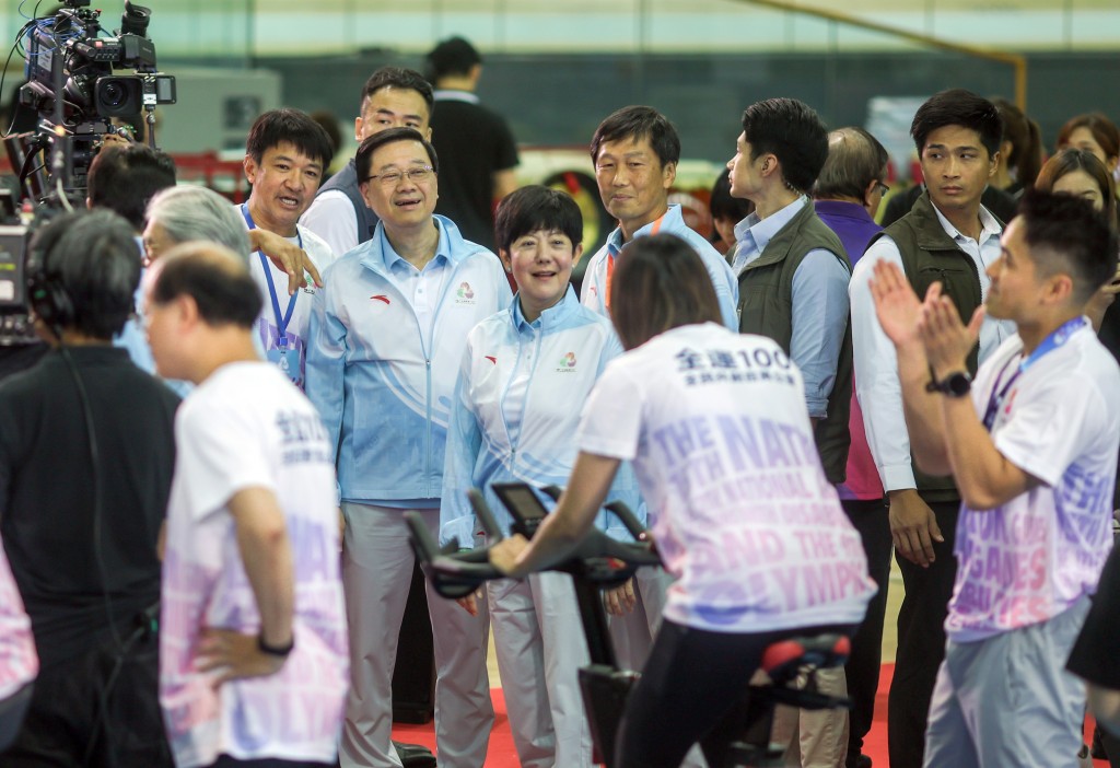 李家超為完成「全運100全民共創百萬公里大挑戰」最後100公里的選手打氣。何家豪攝