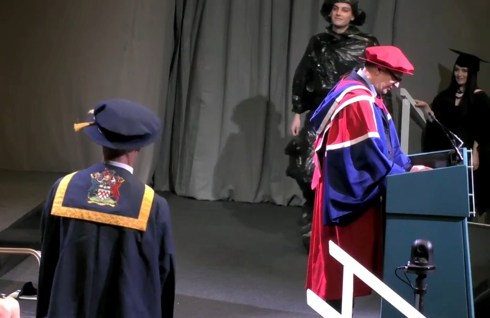 拉德福穿上黑色垃圾袋出席典礼。影片截图