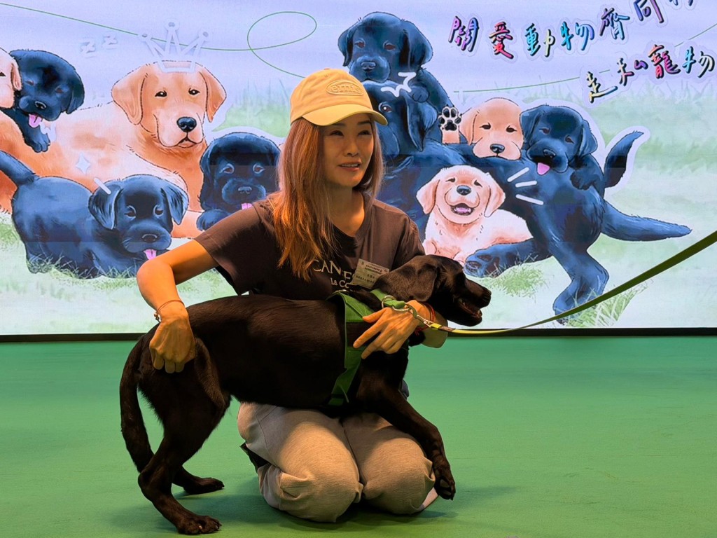 得獎市民與自己命名搜查犬近距離接觸。 得獎市民與自己命名搜查犬近距離接觸。