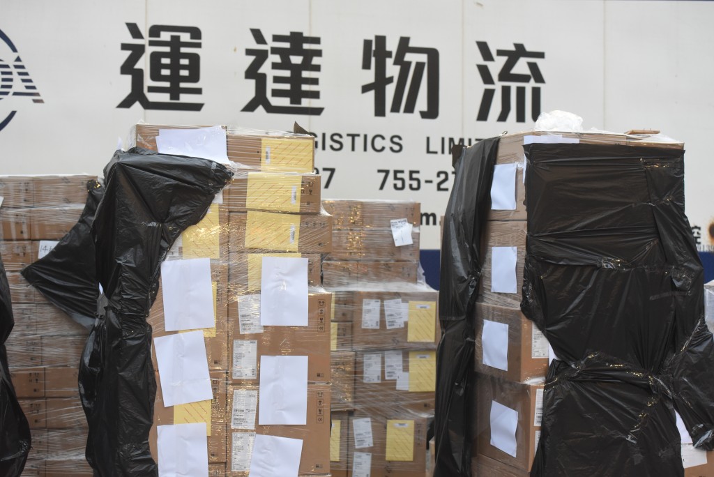 警方起回被盗的约400万港元电子零件。
