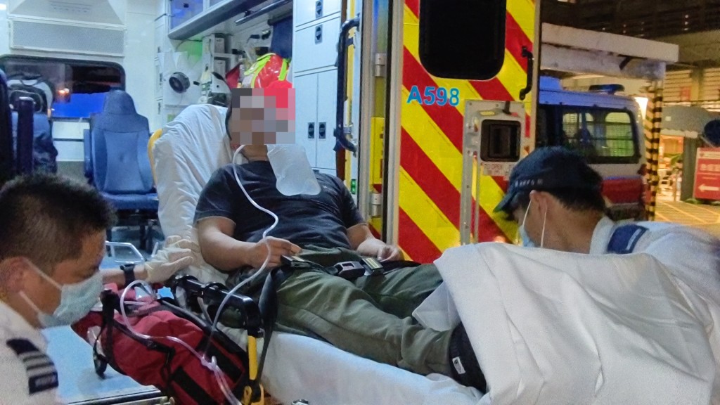 男子清醒送院。黄文威摄