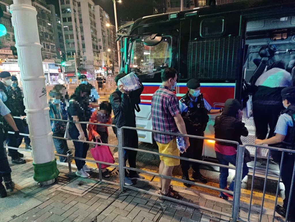 警方秀茂坪 搗破懷疑非法賭檔,拘捕10人。 警方提供