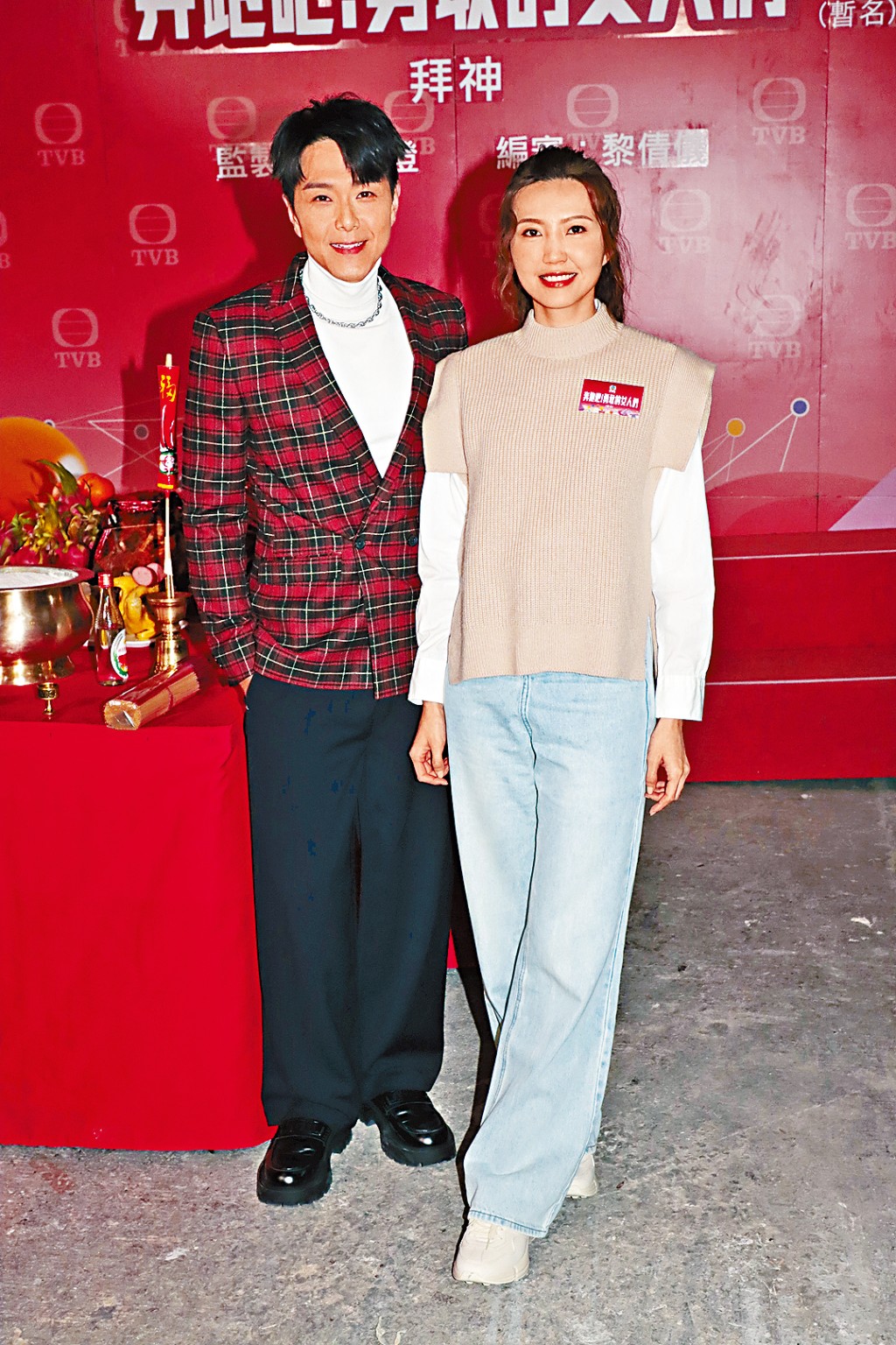 阿蕭預告今次將近乎全裸上鏡,而Jinny就真材實料挑戰睡衣LOOK。