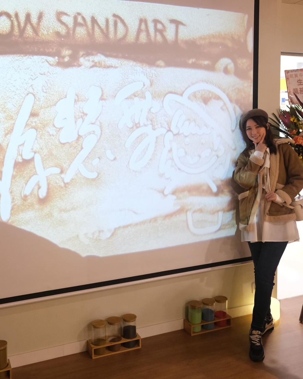 孙慧雪对沙画艺术感兴趣。