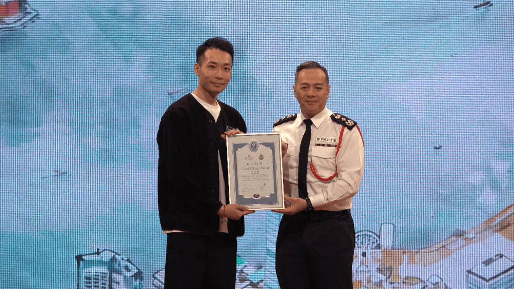 手機維修店主李浩權提醒長者勿墮手機程式投資騙局而獲頒授好巿民獎。