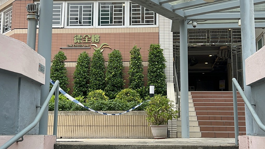 死者跌落德全樓對開。楊偉亨攝 死者跌落德全樓對開。楊偉亨攝