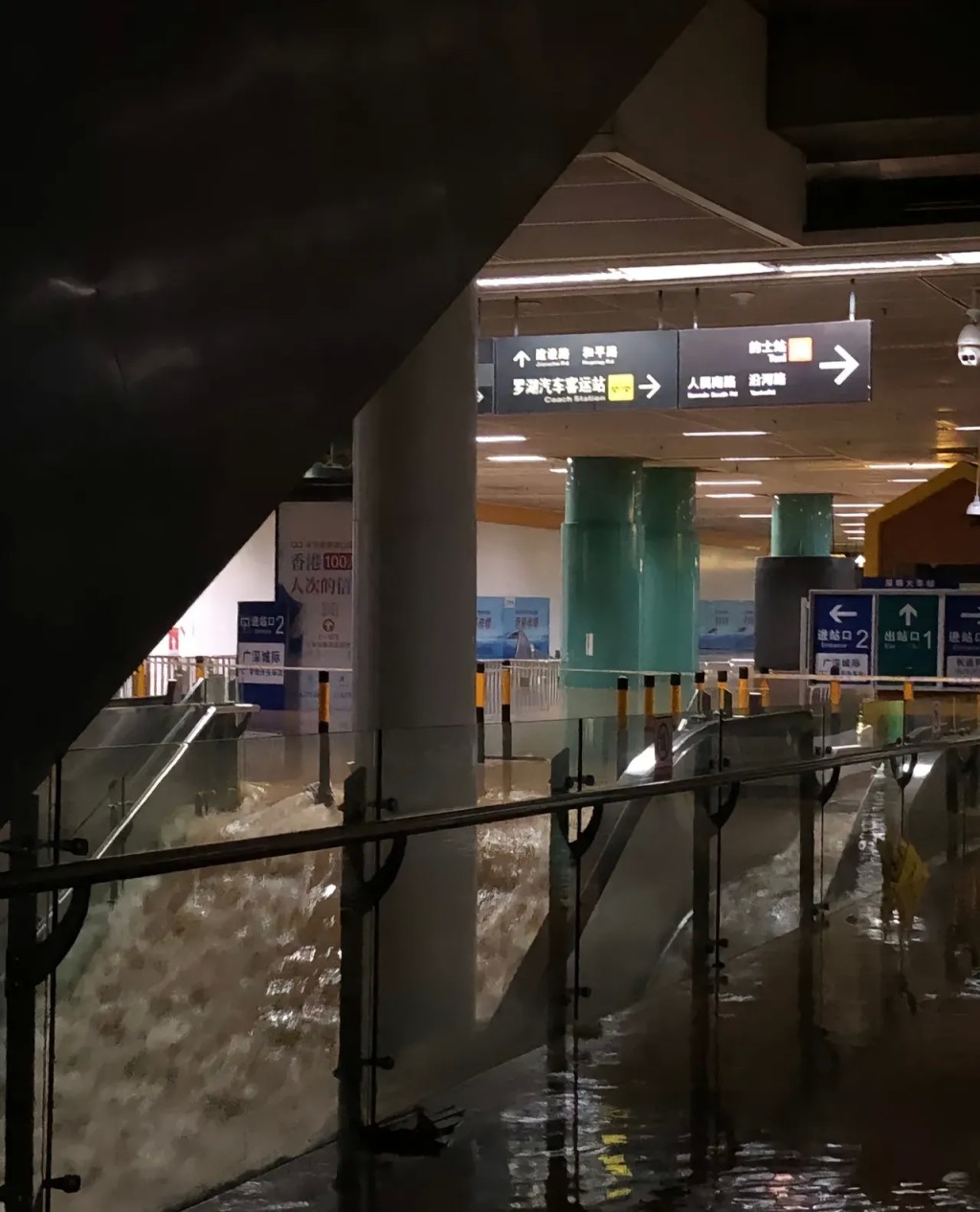 上周大暴雨导致深圳地铁罗湖站停运，13日始重新运作。微博