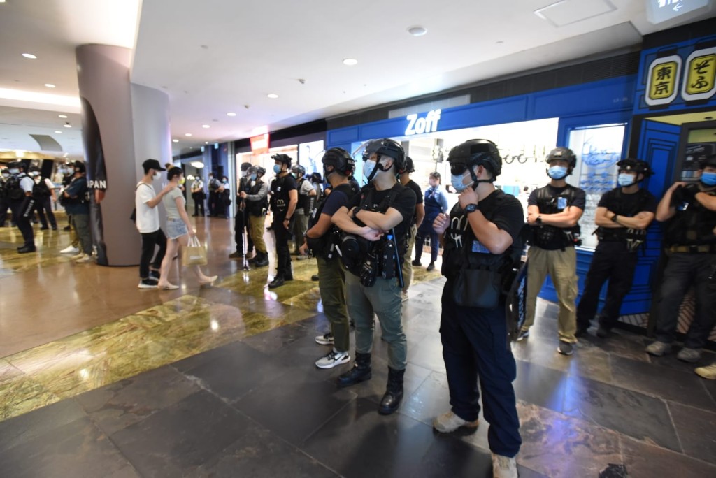 警員進入朗豪坊驅散人群。黃文威攝
