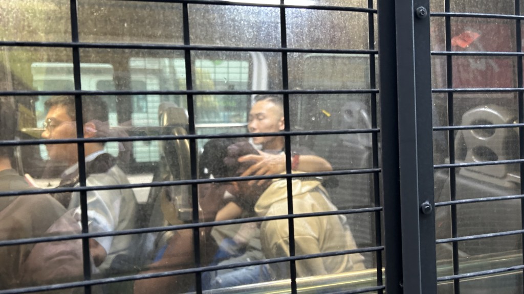 平治私家车男司机当场被捕。蔡楚辉摄 平治私家车男司机当场被捕。蔡楚辉摄