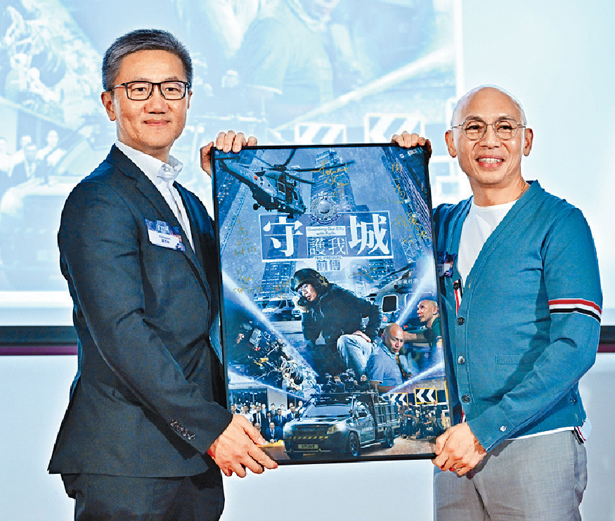 ■一哥（左）与导演林超贤宣传《守城前传》。
