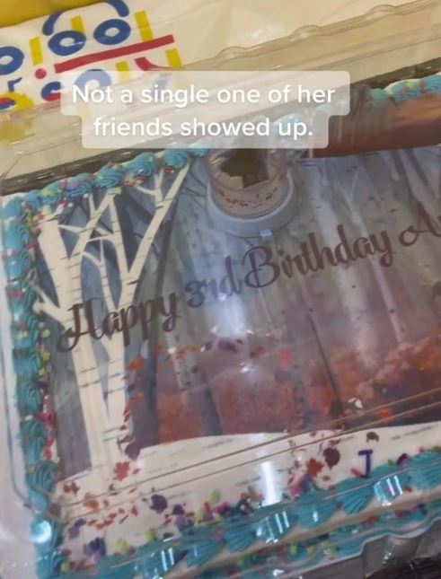 美网妈准备了一个巨大的迪士尼冰雪奇缘主题生日蛋糕。 网片截图