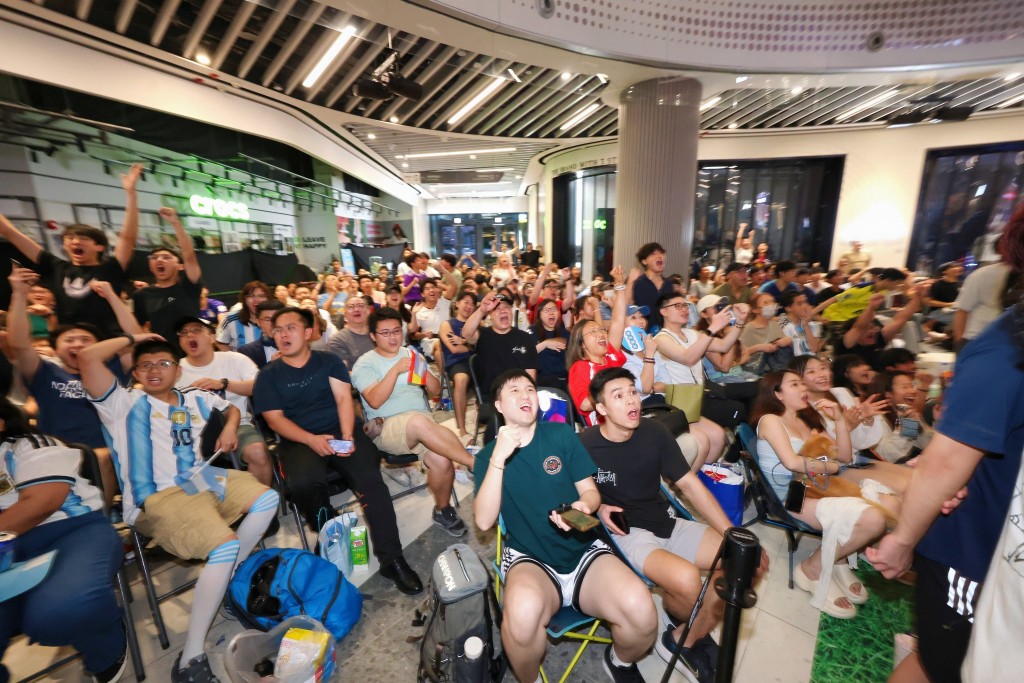 終場哨聲響起,西班牙成功登上世界之巔,支持者振臂歡呼、互相擁抱慶祝,全場掌聲與歡呼聲不絕於耳。 終場哨聲響起,西班牙成功登上世界之巔,支持者振臂歡呼、互相擁抱慶祝,全場掌聲與歡呼聲不絕於耳。