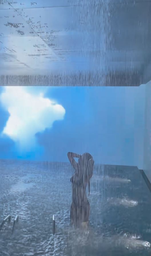 瀋陽有洗浴中心推出暴風雨溫泉，令人如置身恐怖末世。