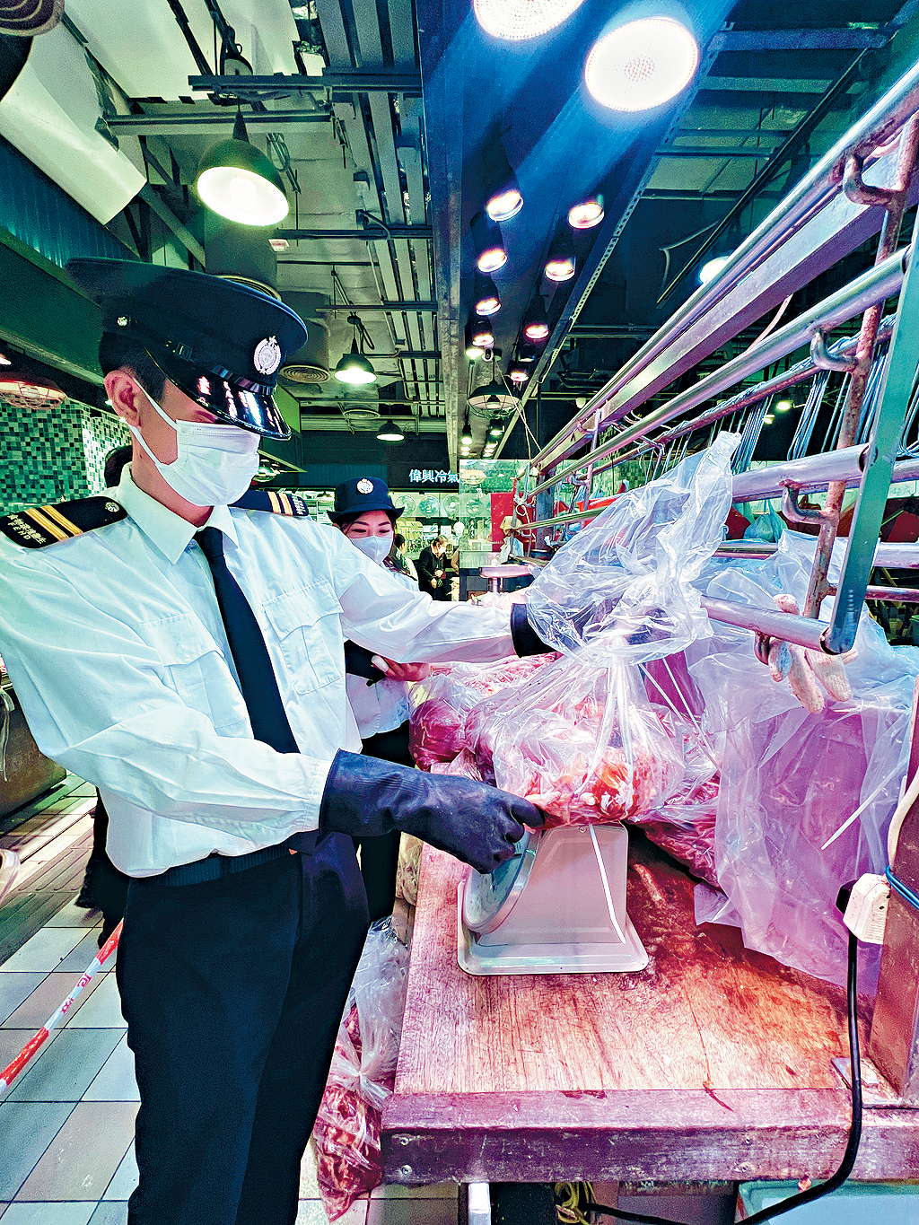 食環署人員在行動中封存部分肉類作進一步調查。