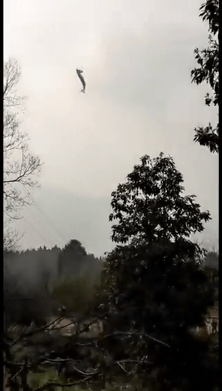 空中的熱氣球墜落前一刻。