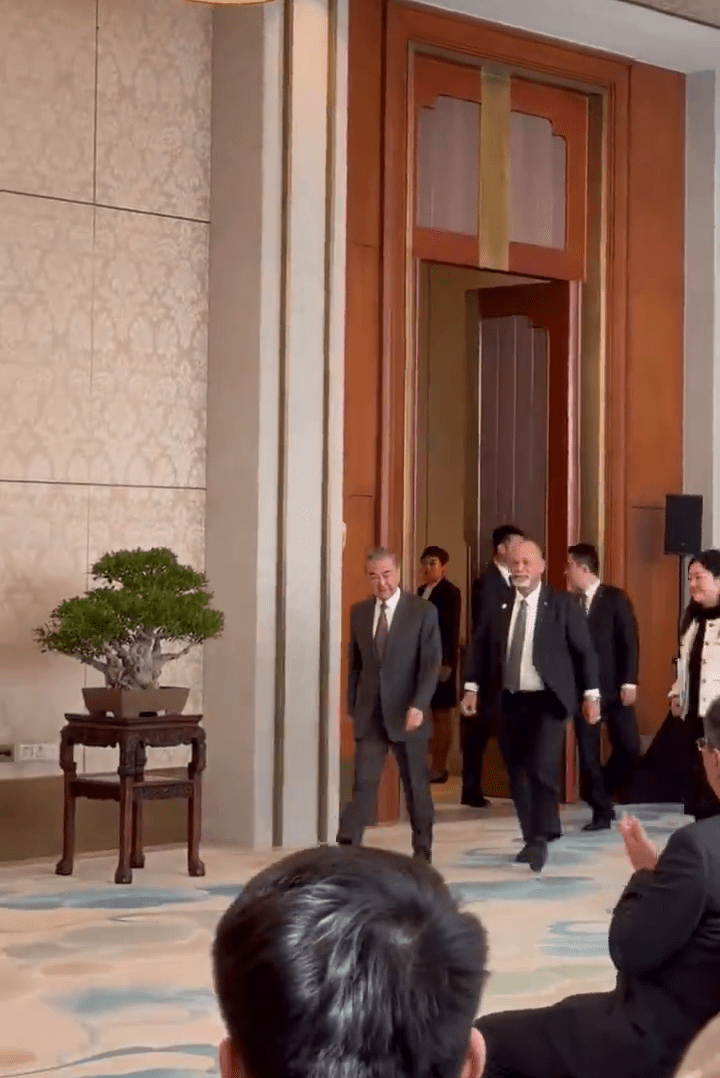 中共中央政治局委員、外交部長王毅瑙魯外長安格明步入會場。
