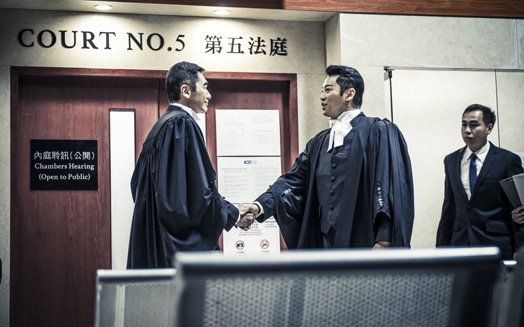 方中信披起大狀袍,似模似樣,十分有型。