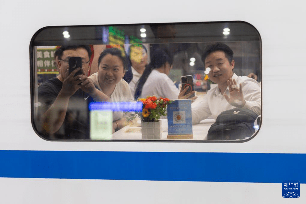 乘客搭乘沪港高铁动卧首趟列车由上海开往香港。新华社