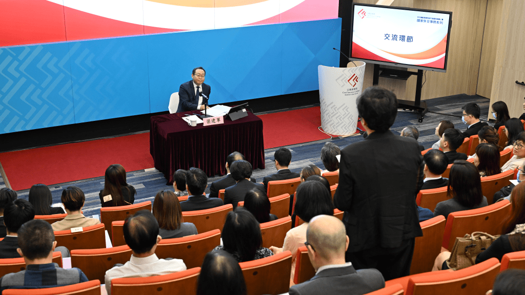 公務員學院今日（28日）與外交部駐港特派員公署舉辦「國家外交事務系列」講座，由外交部亞洲司副司長梁建軍主講，主題為「中國與東南亞國家關係」。約110名高級官員、首長級和高級公務員出席。