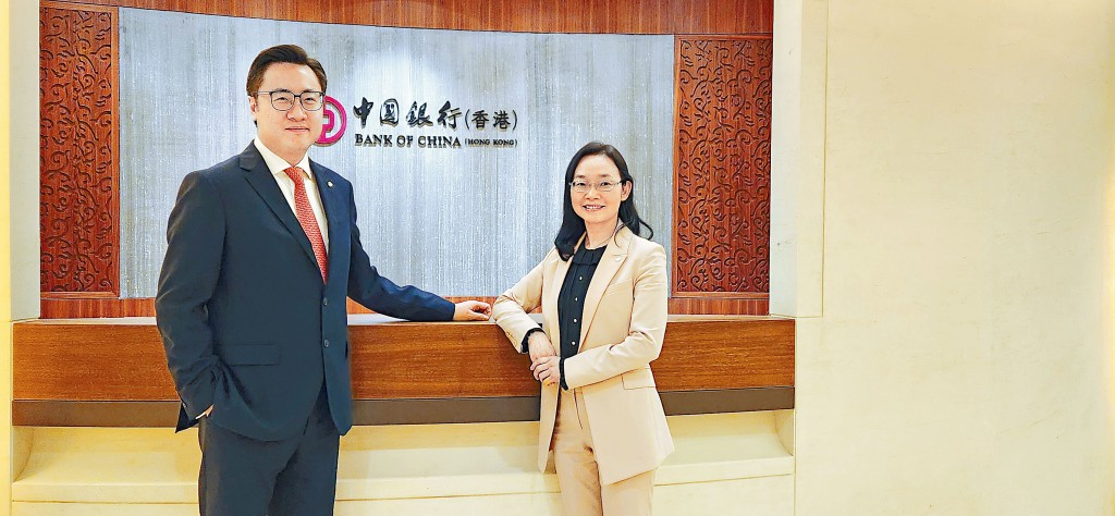 周國昌（左）表示，通關後該行整體跨境客新開戶量按年大增5倍。