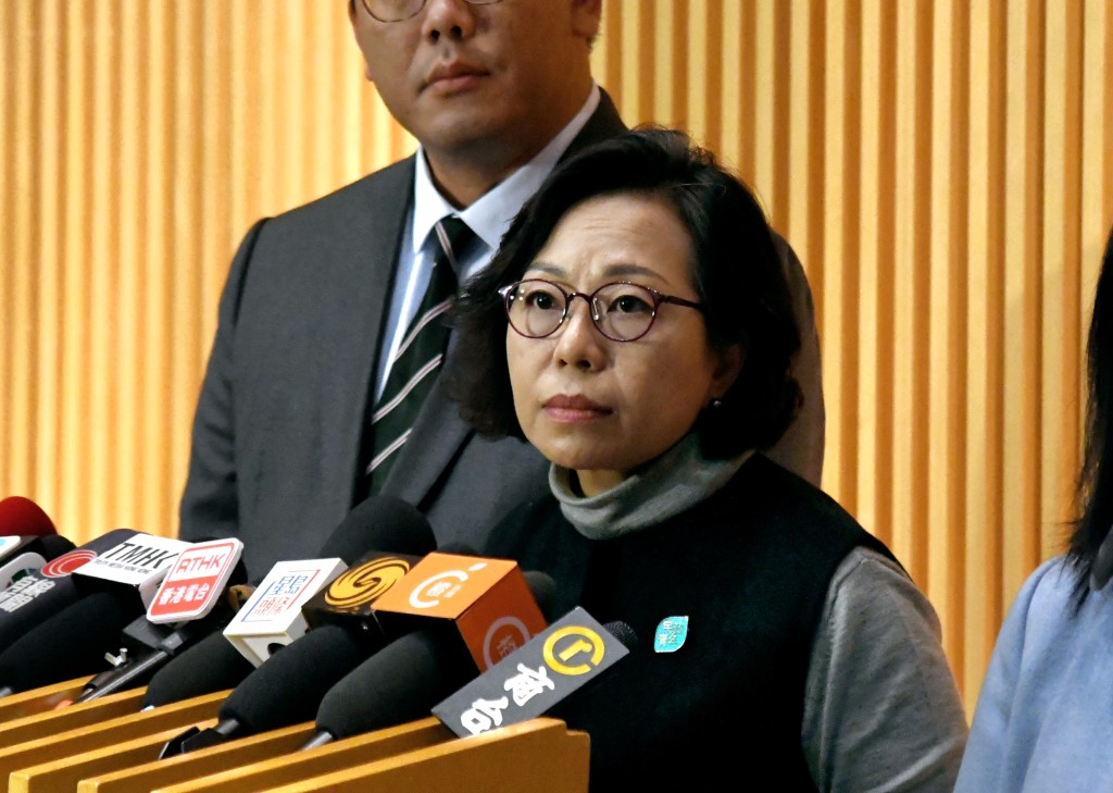 政府今日引用《建築物管理條例》第31條，向土地審裁處申請解散現有業主立案法團管理委員會，委任華懋集團旗下合安管理有限公司為委任管理人。何健勇攝