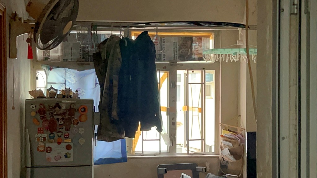 室內掛有衣物。 室內掛有衣物。