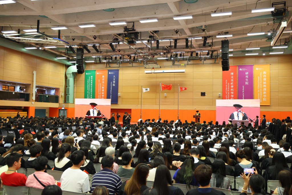 2026/27學年,教大學生人數已突破18,000人,十年間累計培育逾52,000名教育工作者及專業人才 2026/27學年,教大學生人數已突破18,000人,十年間累計培育逾52,000名教育工作者及專業人才