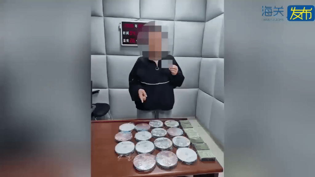 走私集团深夜闯关以“腰缠脚绑”方式偷运游戏光盘及卡带,共2,150件被起获。 走私集团深夜闯关以“腰缠脚绑”方式偷运游戏光盘及卡带,共2,150件被起获。