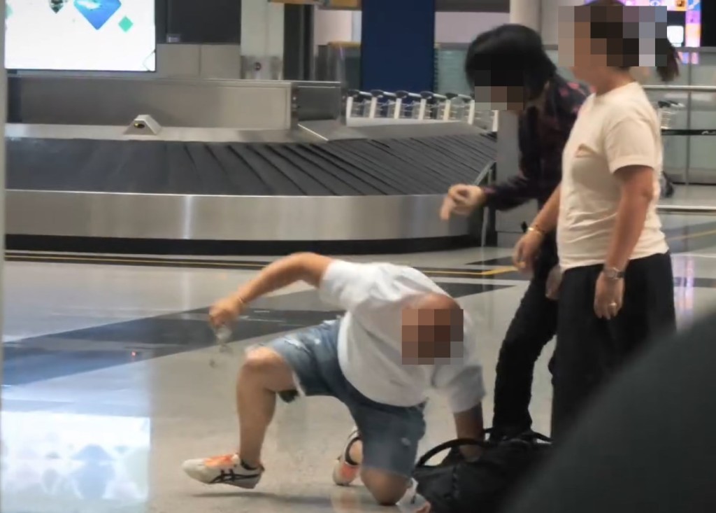 事件疑似因阻路,阻著拿行李而起,回應的網卻 突破盲點地質疑「明明咁多地方可以拎到行李, 話人阻住佢」、「成個行李帶咁長,剩係一個位 有得拎?定係你行李一出嚟就要俾你拎先?」。Threads截圖 事件疑似因阻路,阻著拿行李而起,回應的網卻 突破盲點地質疑「明明咁多地方可以拎到行李, 話人阻住佢」、「成個行李帶咁長,剩係一個位 有得拎?定係你行李一出嚟就要俾你拎先?」。Threads截圖