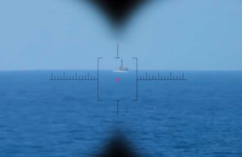 片中模拟有可疑外国军舰靠近领海。