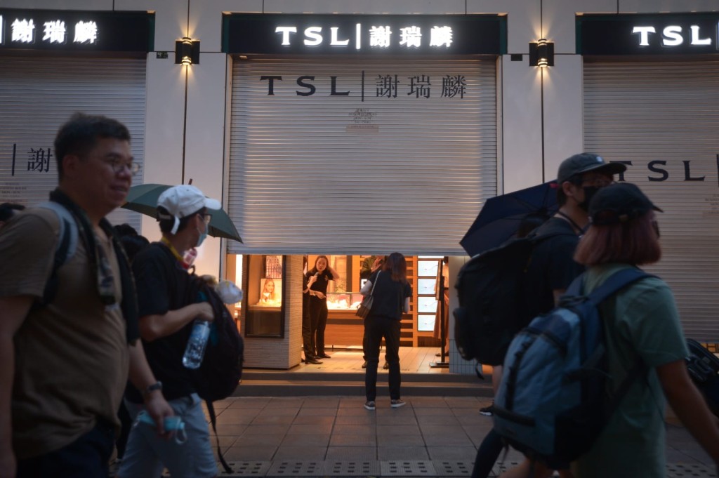 市民慌忙走避,商戶關門。