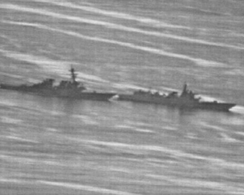 由美國海軍所發布的照片顯示,美中兩艦相距幾乎相接。(網圖)