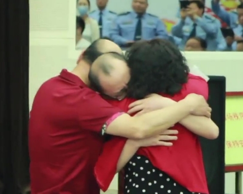 兩歲男童被拐32年後與父母團聚,場面感人。(網圖)