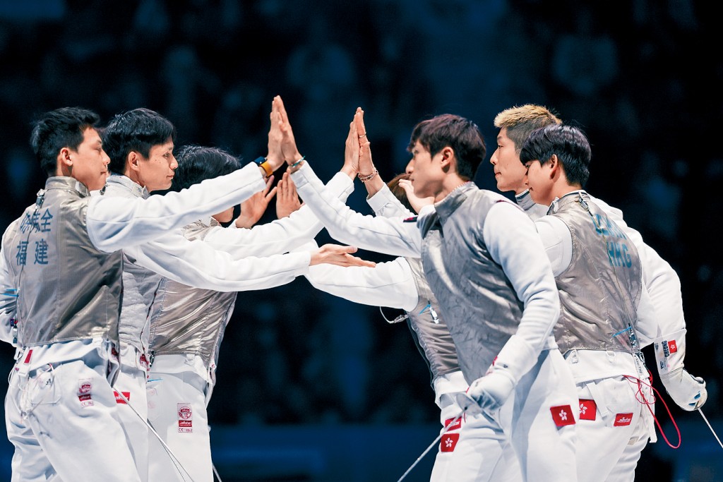 港隊張家朗、蔡俊彥、梁千雨和吳諾弘在男子花劍團體金牌賽中擊敗福建隊，奪得全運會首面擊劍金牌。