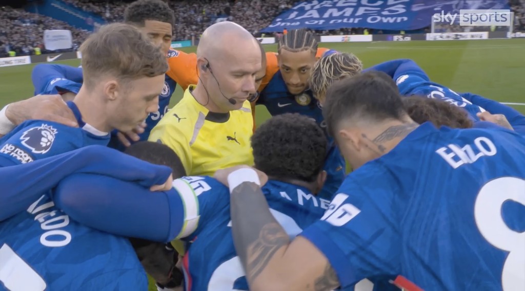 車路士眾將圍住球證打氣,成今場趣怪一幕。影片截圖 車路士眾將圍住球證打氣,成今場趣怪一幕。影片截圖