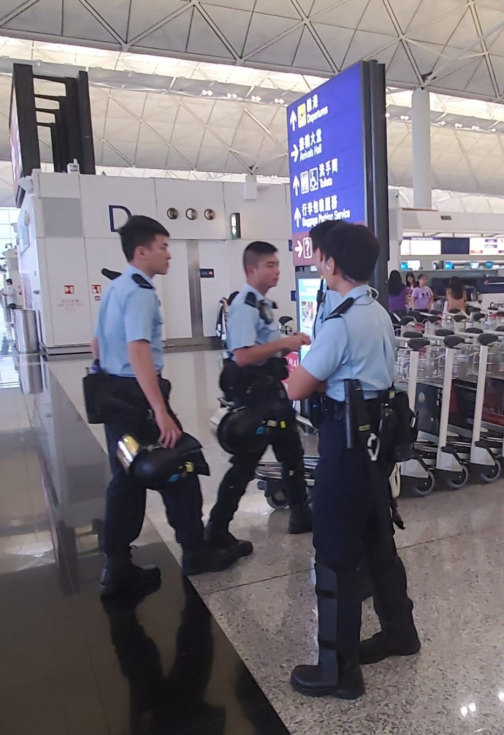 警員在離境大堂巡邏及戒備