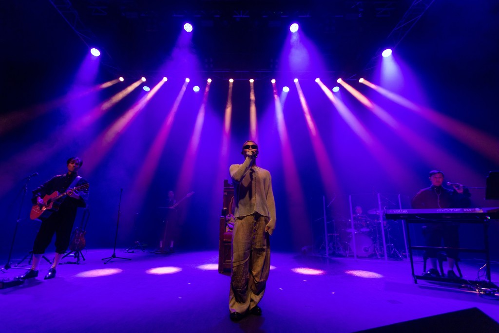 演唱會前半段,Gareth 巧妙融合兩文三語,接連獻唱《偶像已死》、《去北極忘記你》等歌曲。 演唱會前半段,Gareth 巧妙融合兩文三語,接連獻唱《偶像已死》、《去北極忘記你》等歌曲。