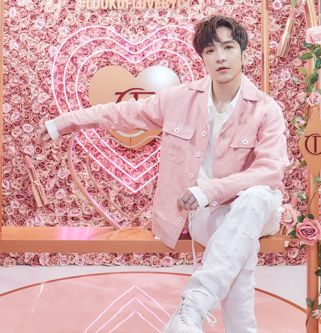 Anson Lo身穿迷人粉色外套現身，魅力十足。